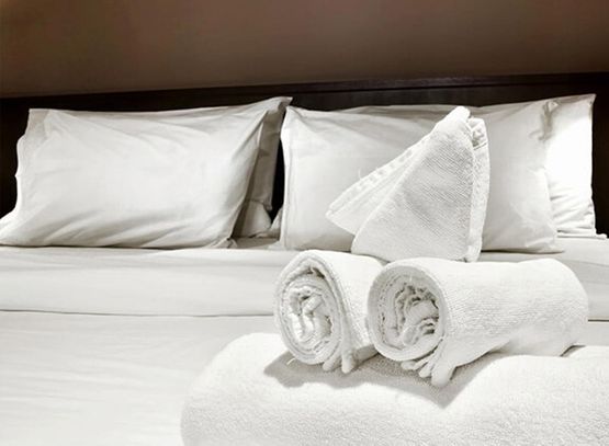 Hostal Vianesa habitación con toallas encima de la cama